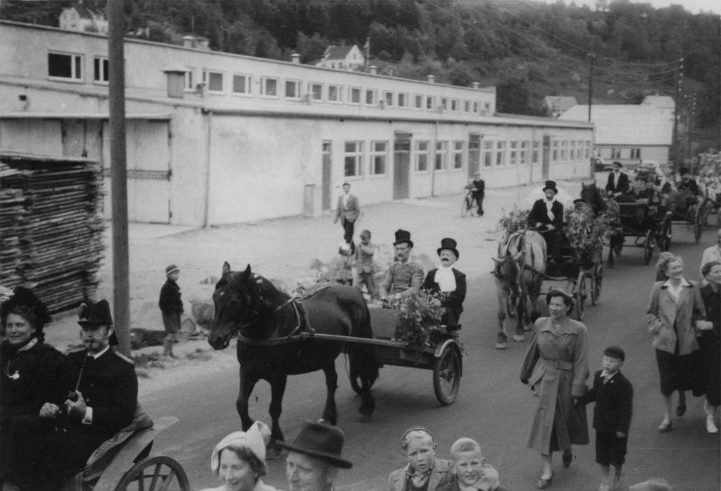 Opptog på vei til Museumsvollen, 29. juli 1951. Her passerer de Jacobsens Møbelfabrikk i Nyeveien.