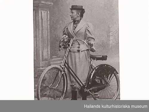 Fru Ebba Sandberg på Varbergs första damcykel. Fotokopia från AB Josef Eriksson/AB Cykelfabriken Fram.