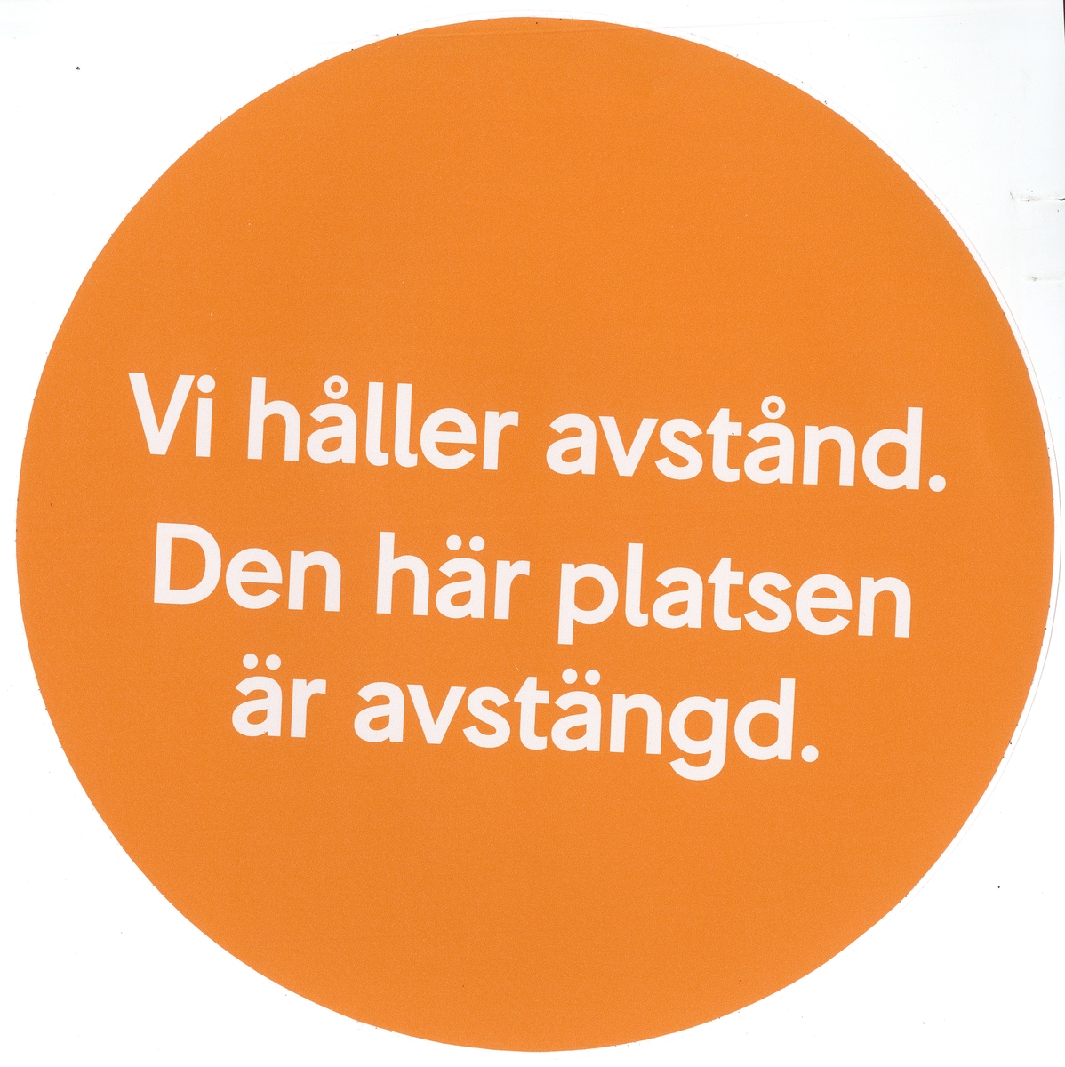 Två orangea runda klisterdekaler med texten ”Vi håller avstånd. Den här platsen är avstängd.” i vitt. Vit baksida med grå tyckt text "Made in Germany" på den ena dekalen och "NESCHEN" på den andra.