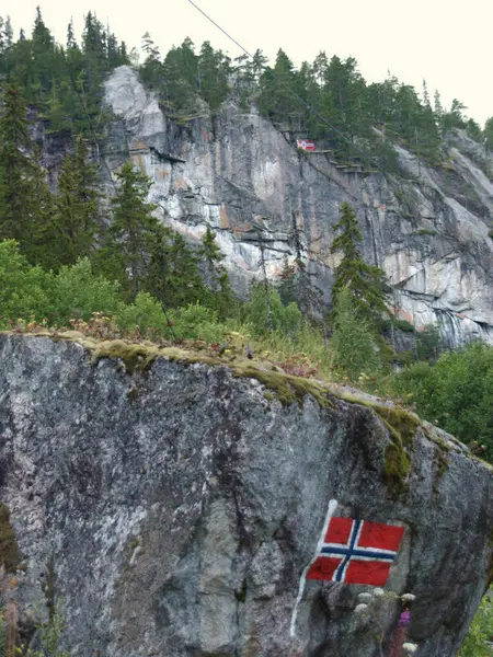 Flaggfjell, med bergflagg både oppe i berget og nede langs vegen