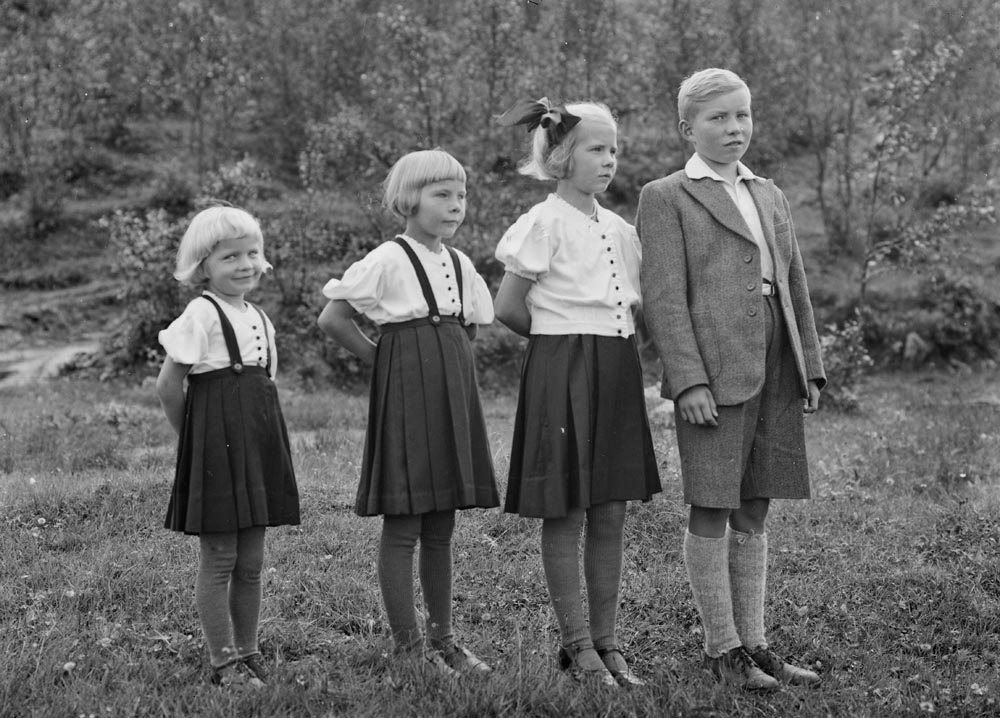 Leirfjord, Ulvangen. Familiebilde.
F.v.: Mary Anne Ulvang Nordgaard (f. 12.3.1940), Nilly Astrid Ulvang Moxnes (f. 26.4.1938), Johanna Ulvang Langseth (f. 15.2.1936), storebror er ukjent.
