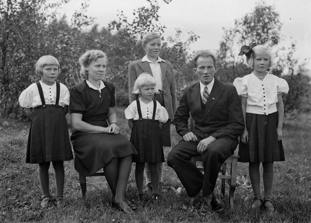 Leirfjord, Ulvangen. Familiebilde.
F.v.: Nilly Astrid Ulvang Moxnes (f. 26.4.1938), mor Astrid Ulvang (f. 12.4.1912-d. 3.11.2003, født på Løkås), Mary Anne Ulvang Nordgaard (f. 12.3.1940), far Nikolai Bang Andersen Ulvang (f. 28.1.1910-d. 16.1.1991), Johanna Ulvang Langseth (f. 15.2.1936). Bakerst er antatt storebror, navnet er ukjent.