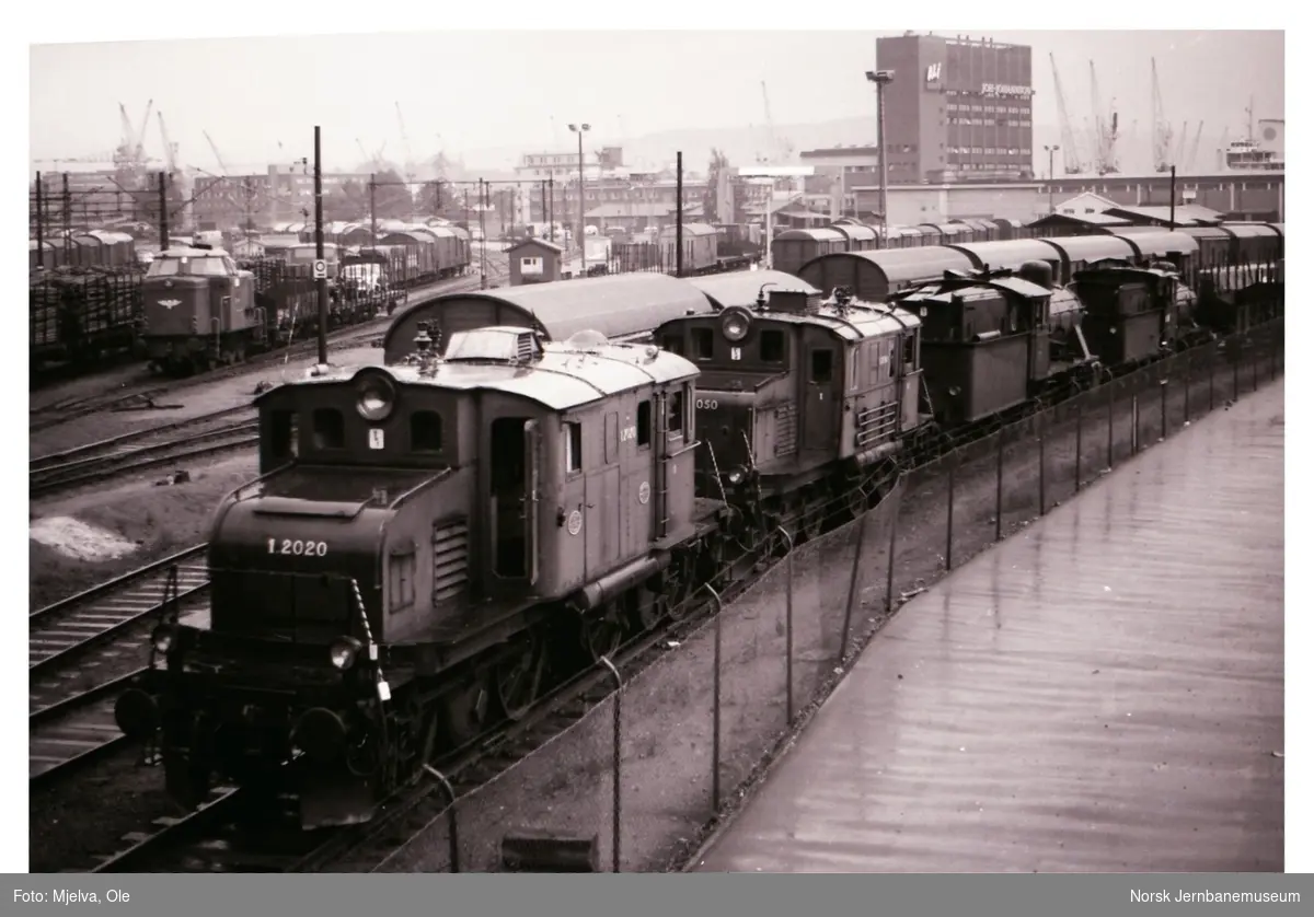 Utrangerte lokomotiver på Filipstad. Fra venstre elektrisk lokomotiv El 1 2020 og El 1 2050, deretter damplokomotiv type 24b nr. 222 og 21c nr. 375,