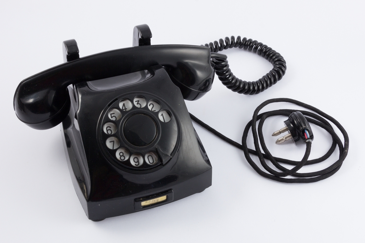 Telefon i bakelitt (termoplast) med dreieskive, kombinert vegg- og bordtelefon 