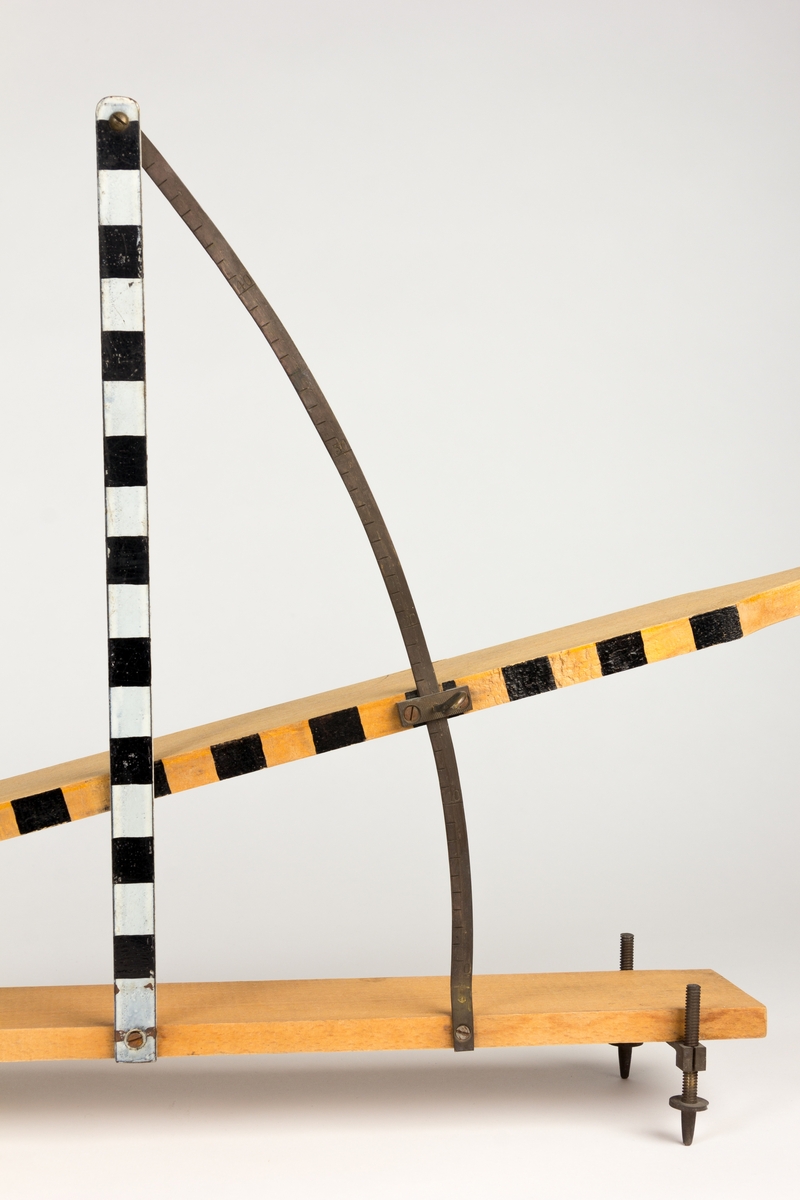 Måleinstrument, antatt innretning til å måle vinkel med brukt i undervisningen ved Harstad Skole