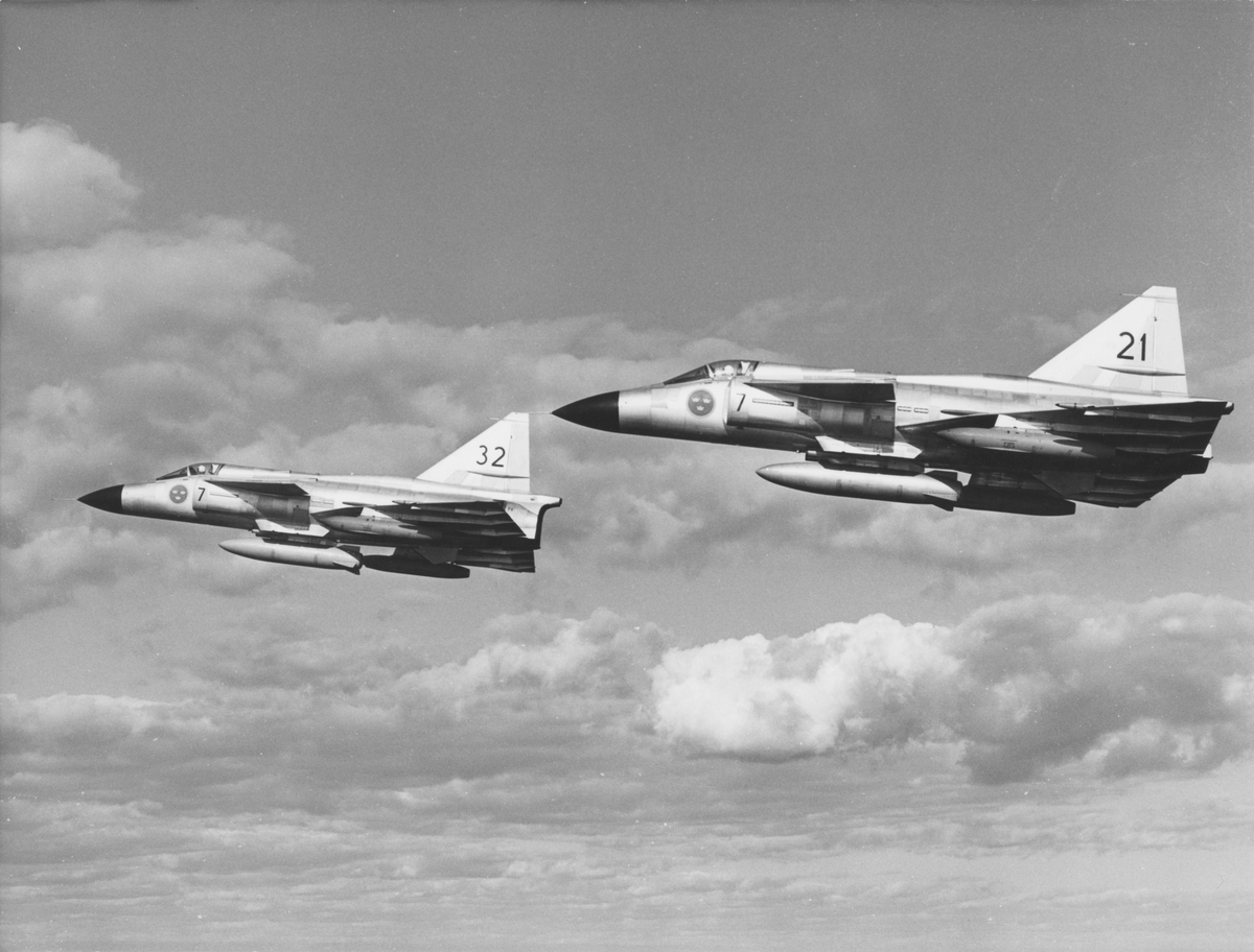 Två flygplan AJ 37 från F 7 Skaraborgs flygflottilj i roteflygning. Flygplanen märkta nummer 21 samt 32.