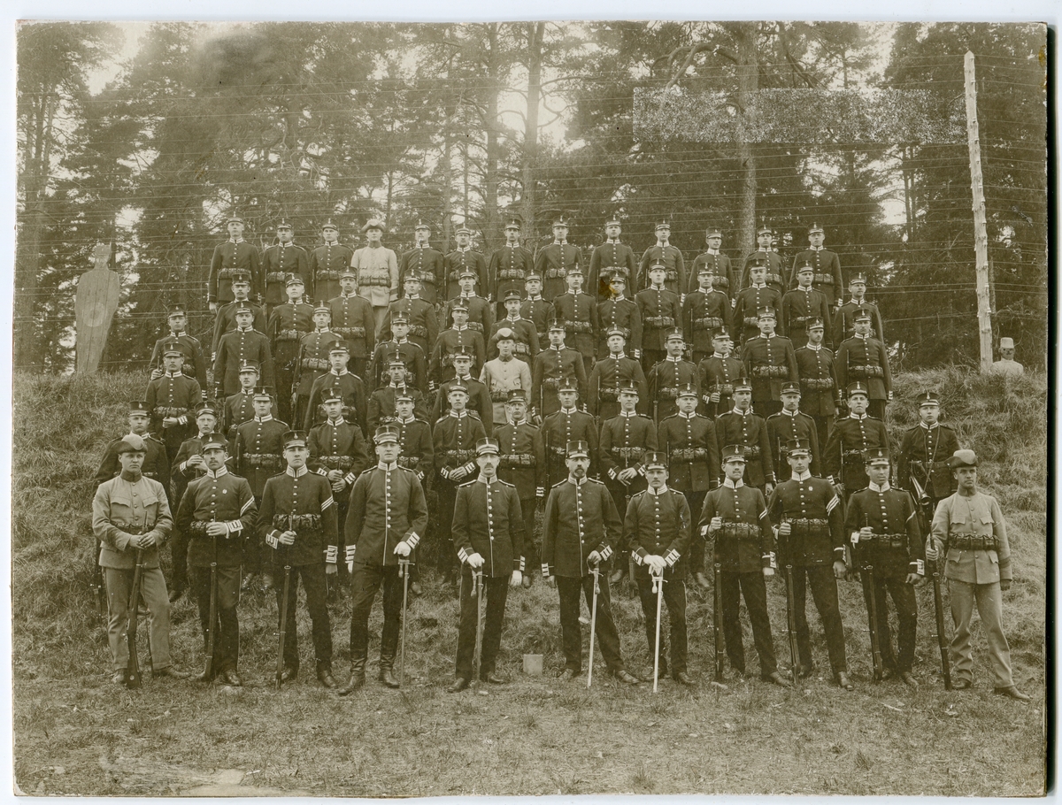 Malmen I 4,1910-tal. Stort antal militärer på gruppbild.