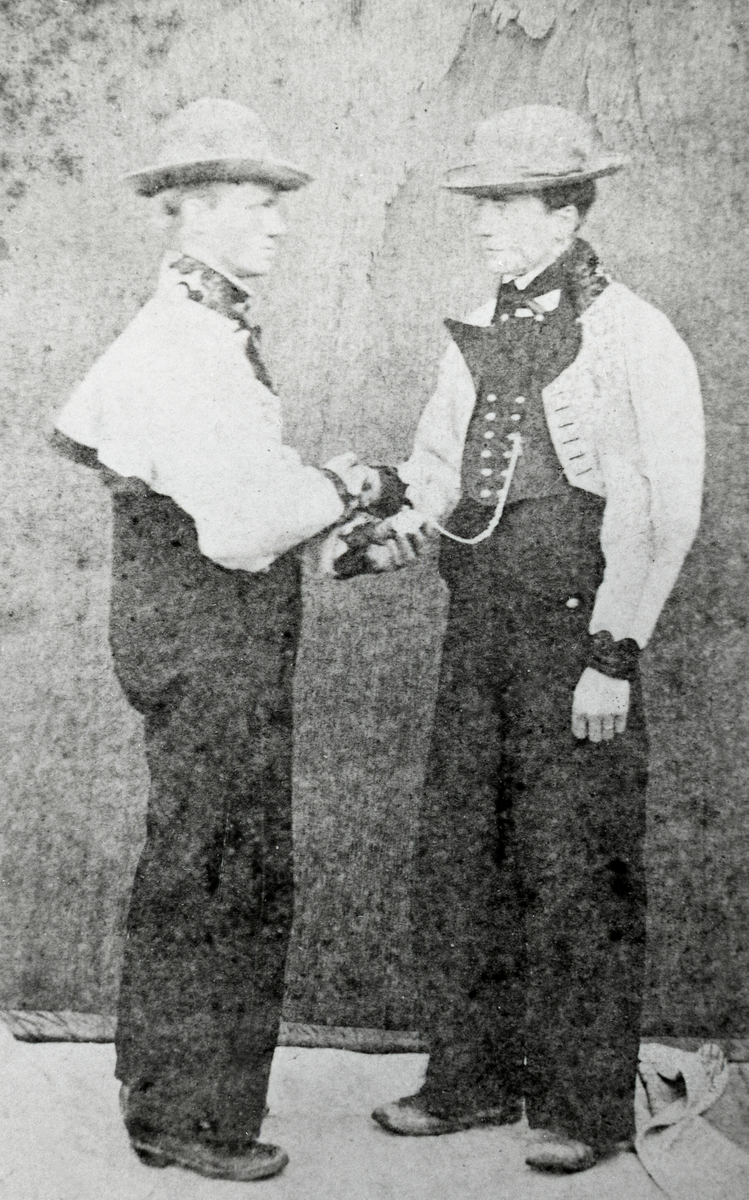 Hans Halvorsson Pålskås, f. 1855 - d. 1928 og Anund Ågetveit t.h., i gråkufte og hatt
