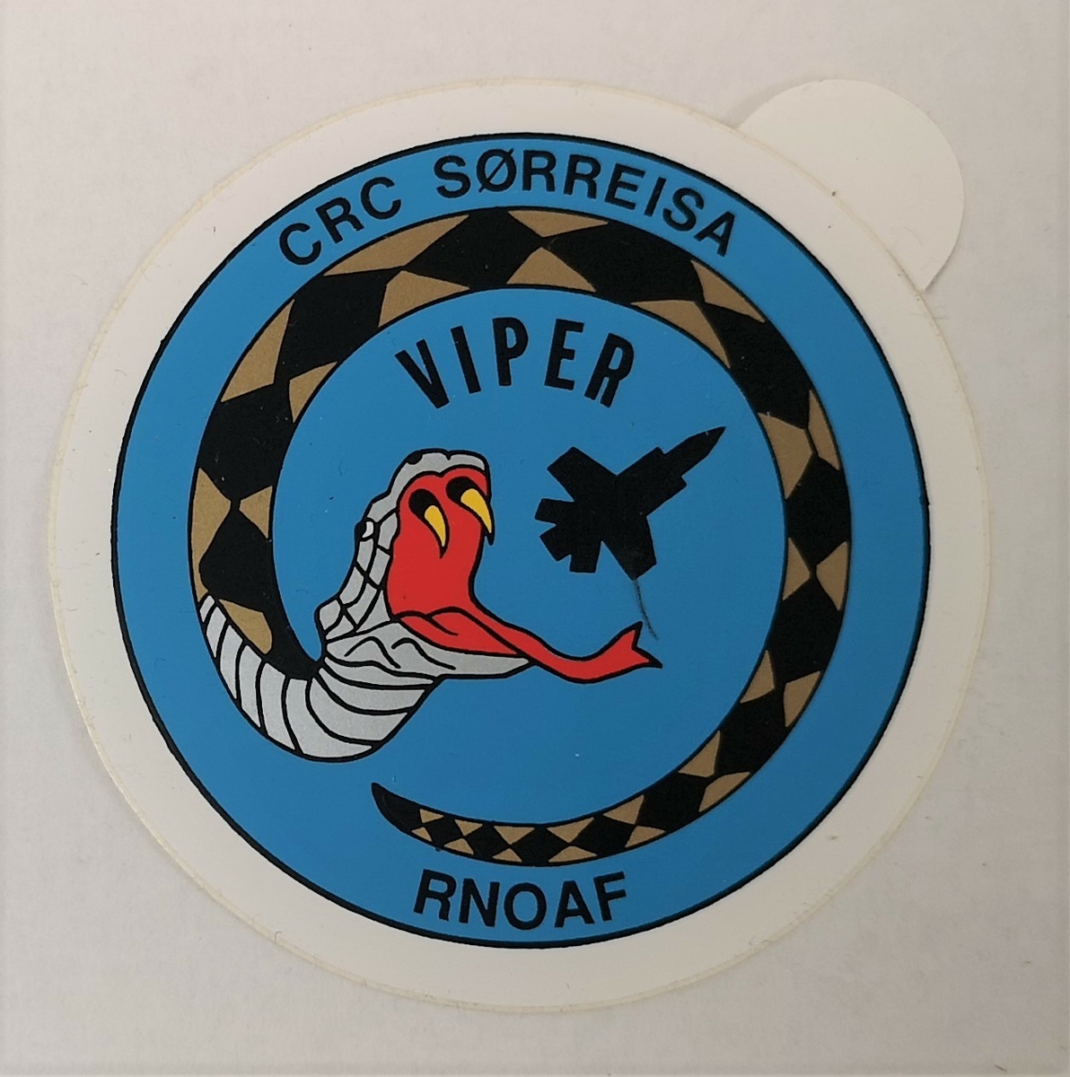 Kobraslange og jagerfly, samt stasjonens kallesignal VIPER er påtrykt merket.