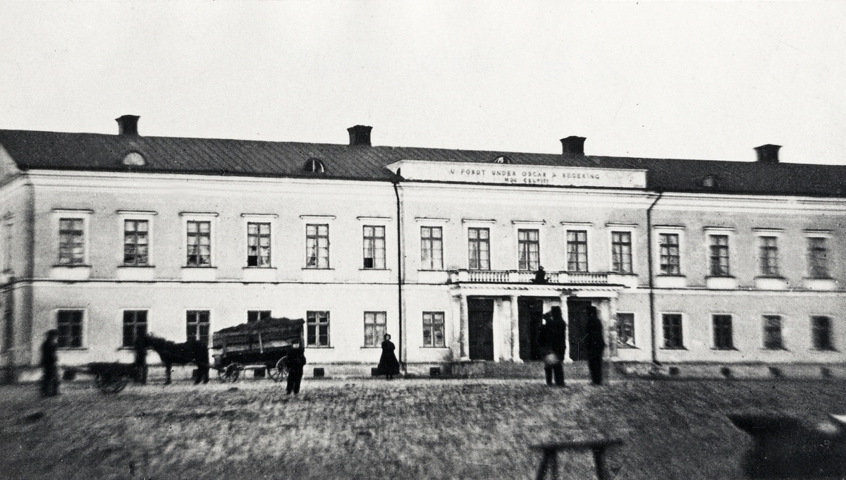 Landshövdingeresidenset, Växjö, ca 1865-70, med Stortorget i förgrunden.