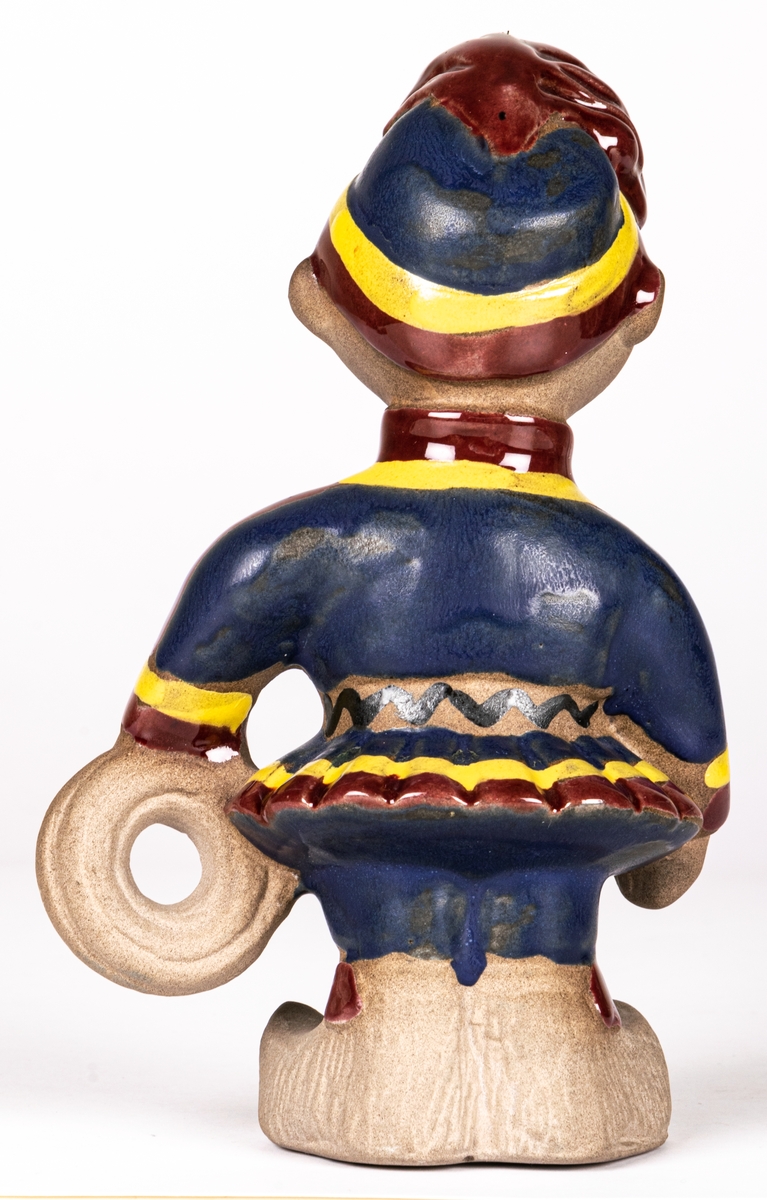 Figurin Lappojke, formgiven av Dorothy Clough 1955, vid Gefle Porslinsfabrik. Hör samman med figurinerna Lappflicka och Lapphund.