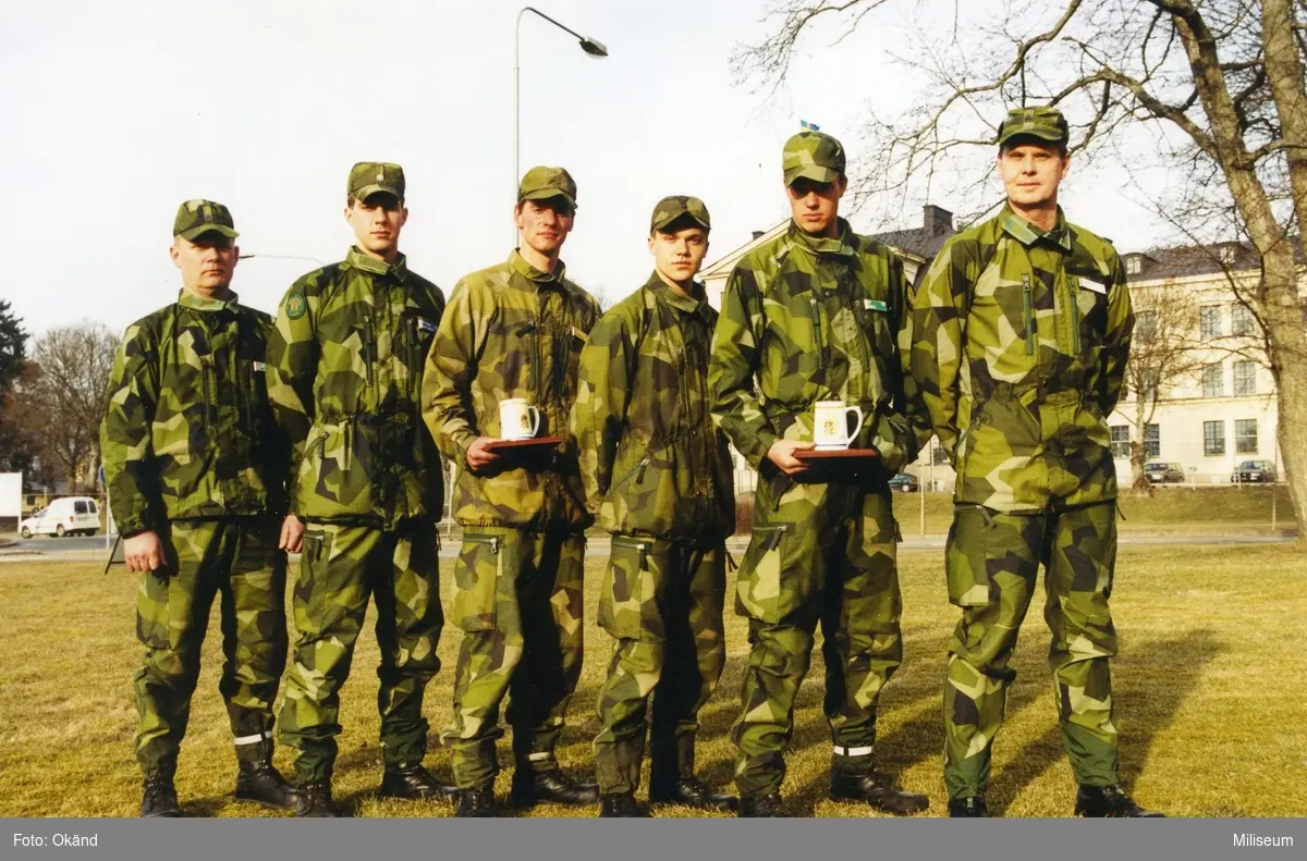 Värnpliktiga soldater som har fått pris för "Bäste kamrat". Först till vänster överstelöjtnant Tommy Karlsson, Ing 2 och sist till höger Bengt Axelsson, chef Ing 2. Ing 2 Kasern i bakgrunden.