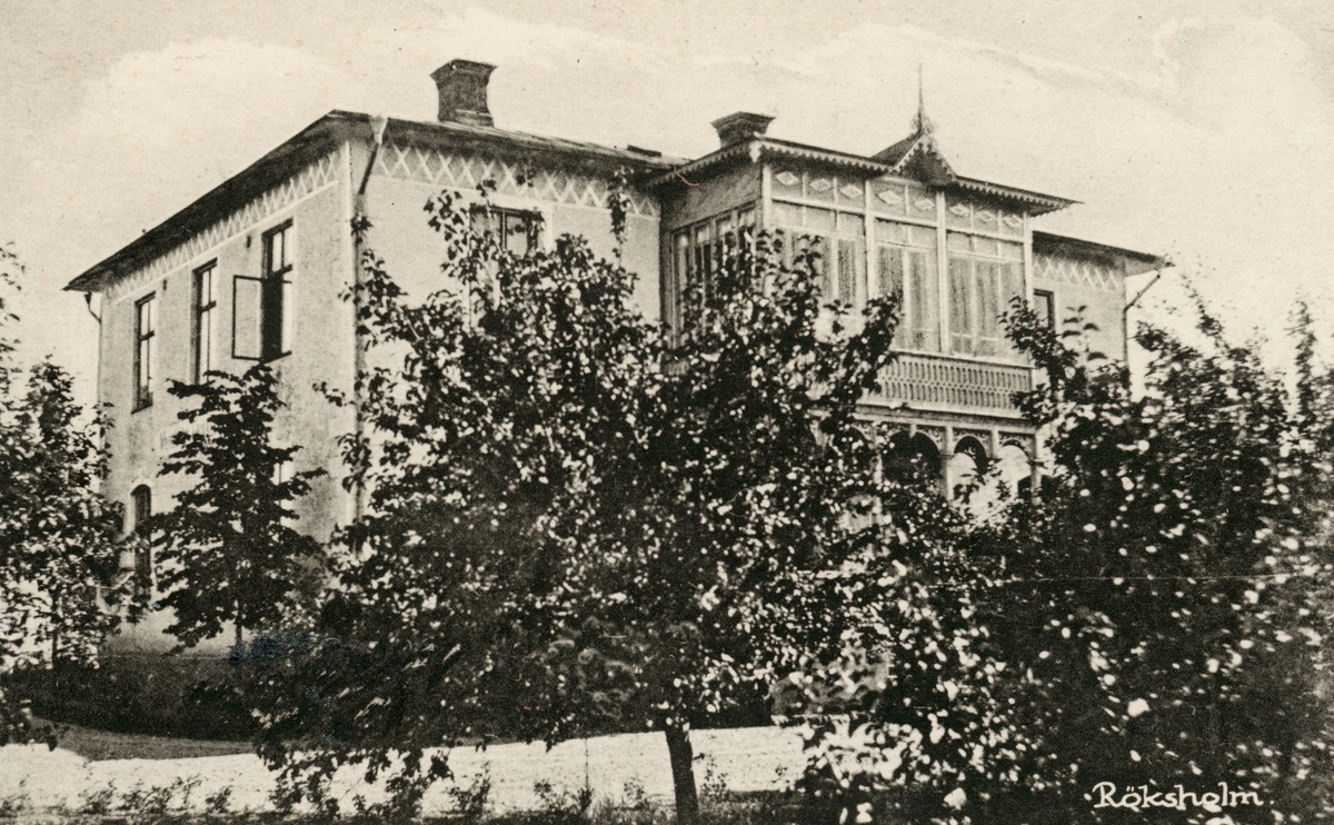 Röksholm i Rök uppfördes 1902 och inrymde då tre lägenheter och affärslokal i bottenplan. Här på bild något 10-tal år efter uppbyggnaden.