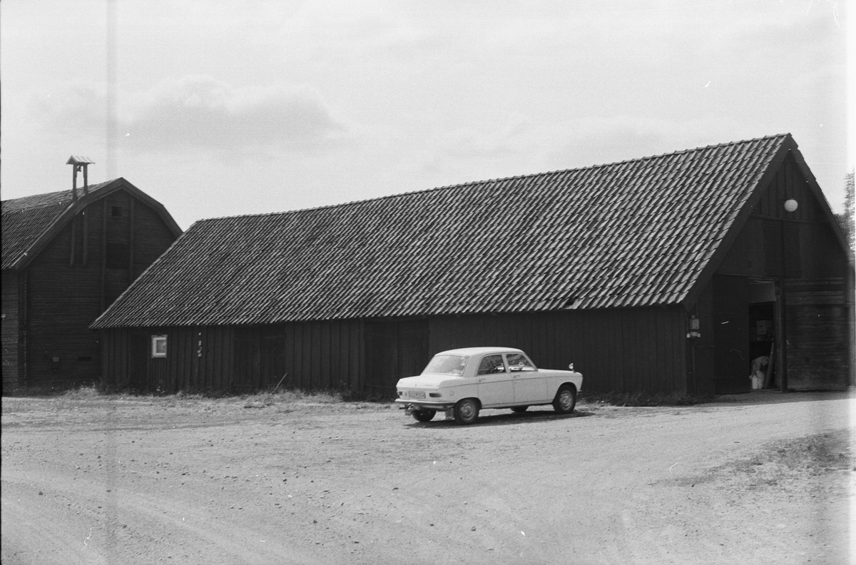 Lider och garage, Brunna 1:1, Brunna gård, Vänge socken, Uppland 1975