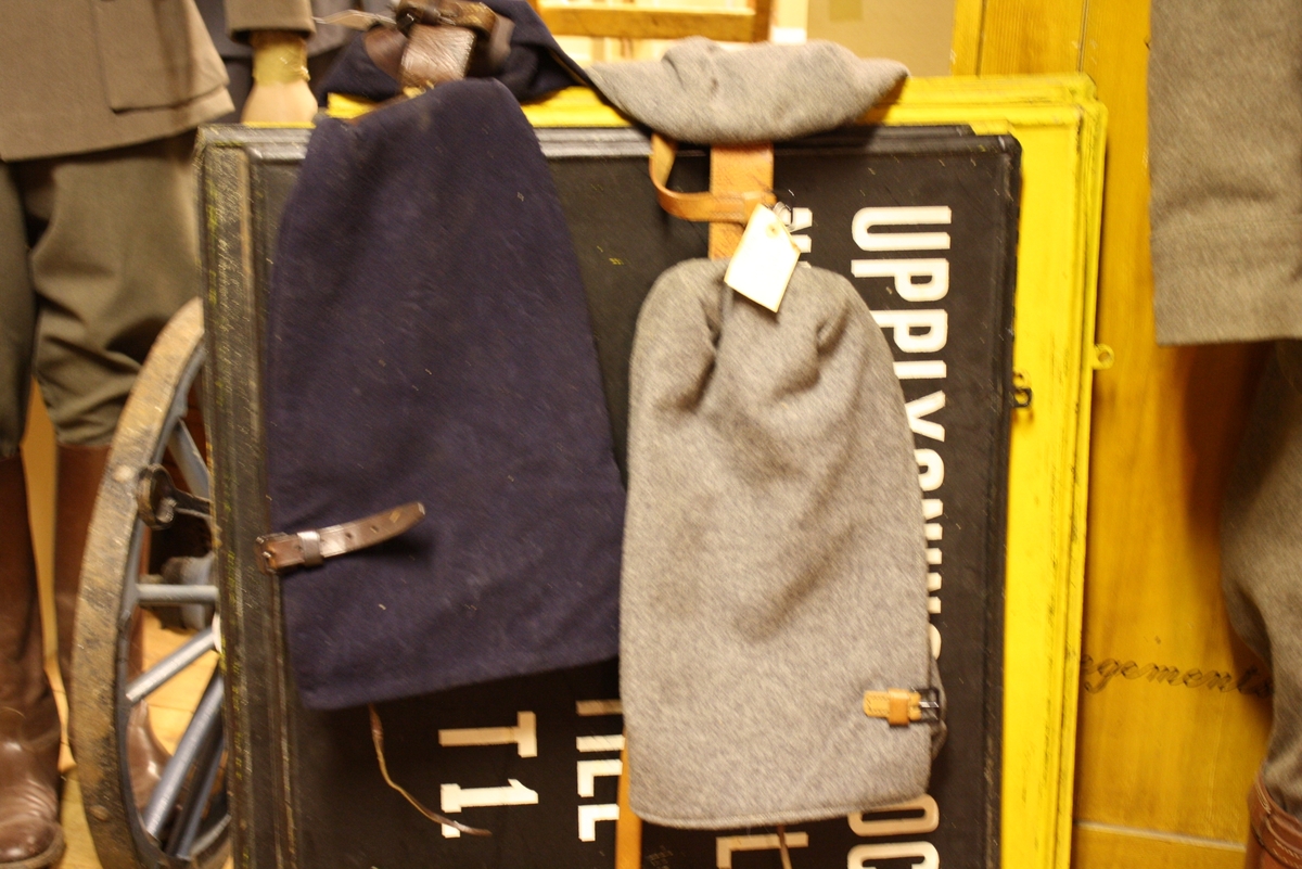 Sadelpackfickor 2 st, En grå och en blå

Packfickor av grå kommis m läderbeslag och remmar. Gåva av Överstenn vid T1 G Smith 1960