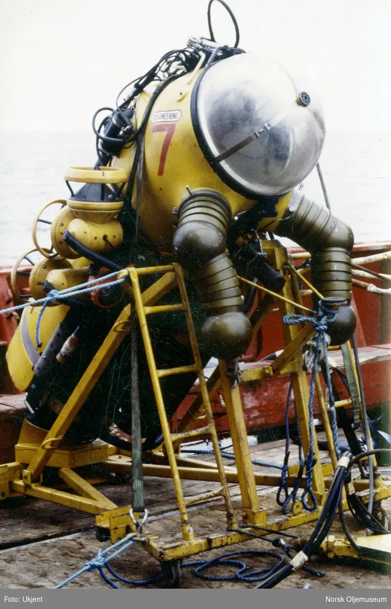 Enmanns dykkerfarkost fra Oceaneering ble operert fra et moderfartøy. I farkosten er det plass til en dykker, som kan operere og bruke farkosten ved hjelp av propeller og robotarmer.
Denne farkosten ble kalt "The Wasp", ettersom den kan minne om en veps, både farge- og utseendemessig.
Dykker opererer her farkosten ved hjelp av robotarmene.