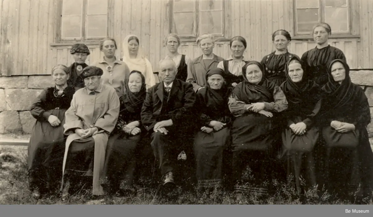 Valen kvinneforening, Bø under 50-årsjubileet i 1928.  For namn på personar, sjå bilde 5.  