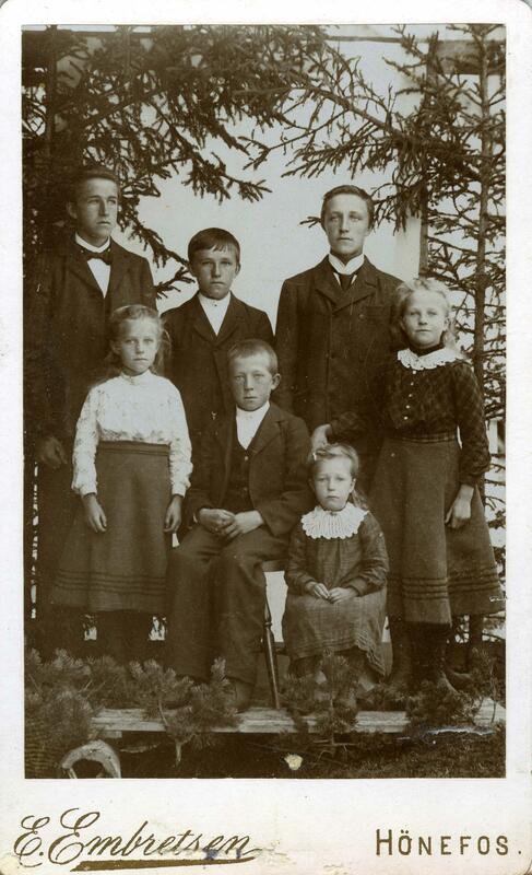 Barna i familien Kolterud, Nordre Land, ca 1901. Fotograf: Emanuel Embretse. Eier: Randsfjordmuseet. (Foto/Photo)