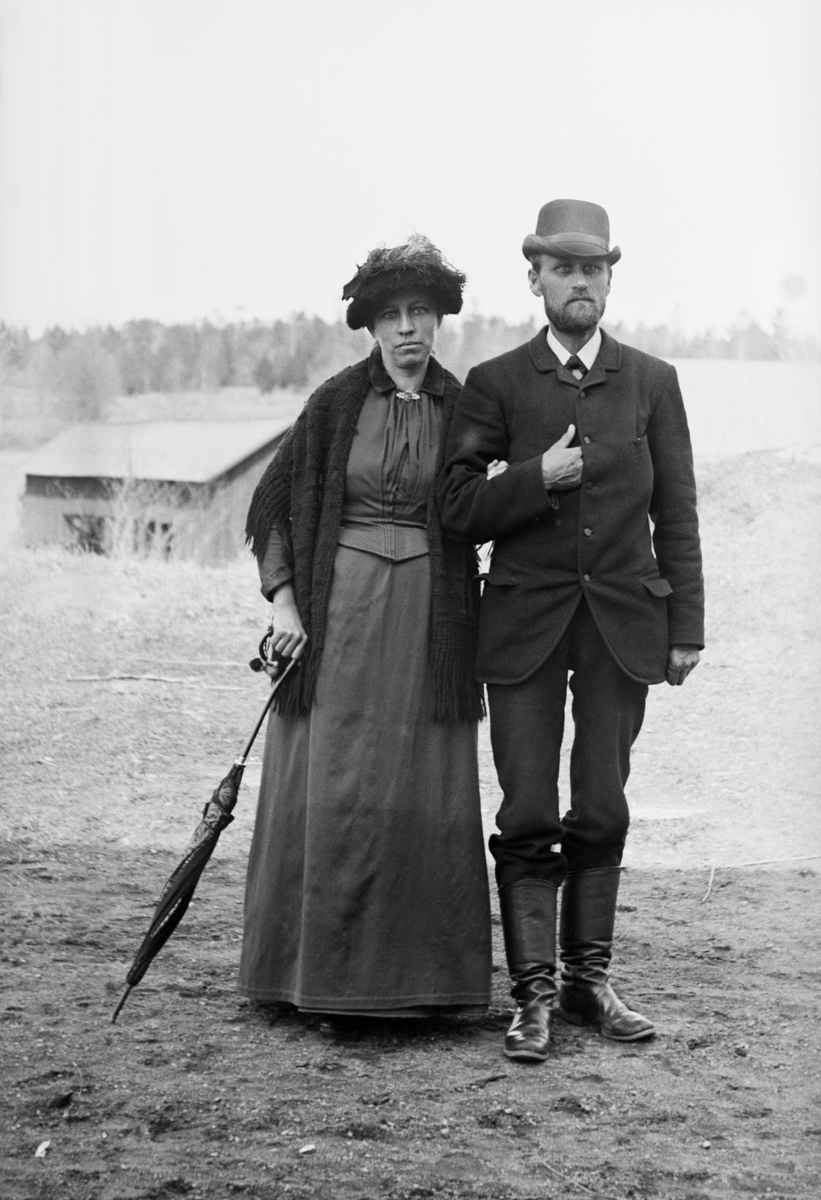 Karl Johan Hallin med hustrun Hedvig vid ägorna till deras hem Ramsdal i Sankt Anna.