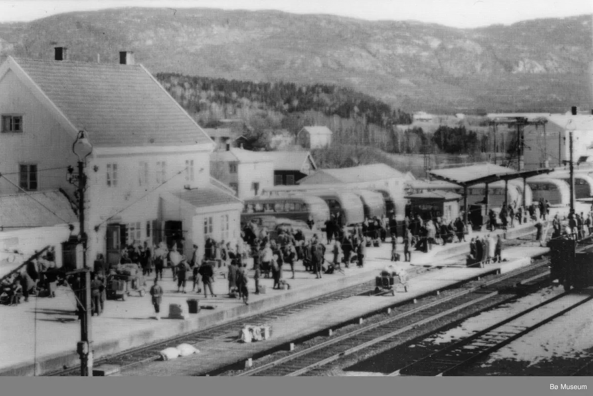 15 ulike motiv frå Bø stasjon. Fotograf: Øivind Eliassen. Kvaliteten er ...
