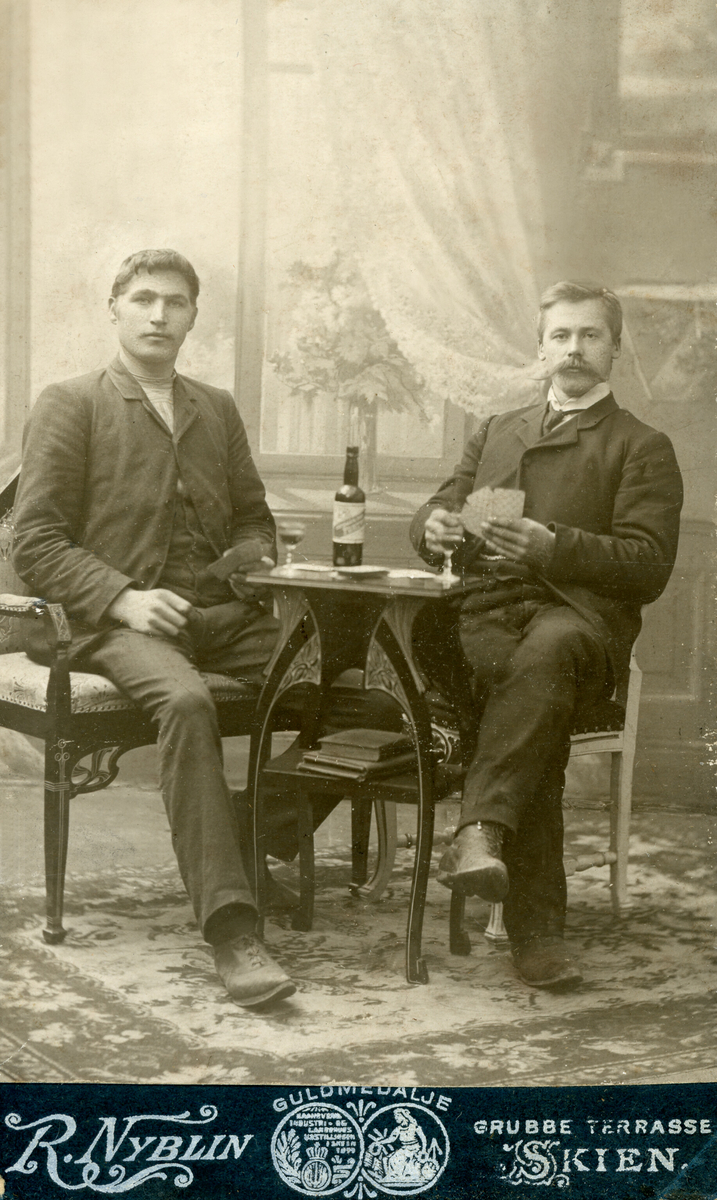 Visittkortofoto av to menn.  T.h. Tor Strand (f.1903)