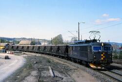 Elektrisk lokomotiv El 14 2171 med kalktog på Eidanger stasj