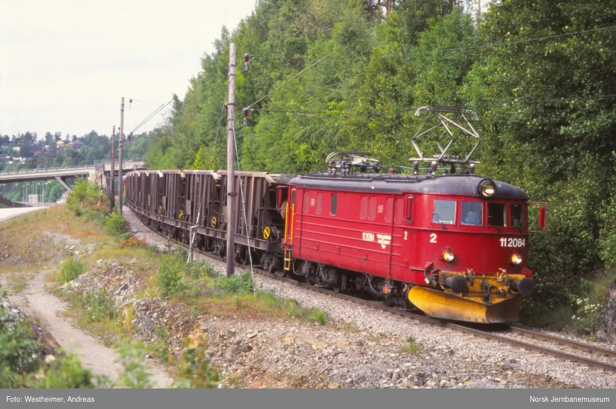 Elektrisk lokomotiv El 11 2084 med kalktog ved Moheim nær Eidanger