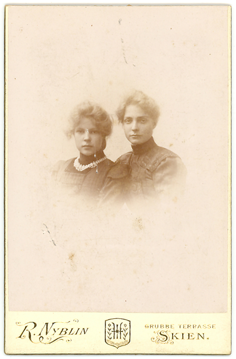 Portrettfoto av to unge kvinner