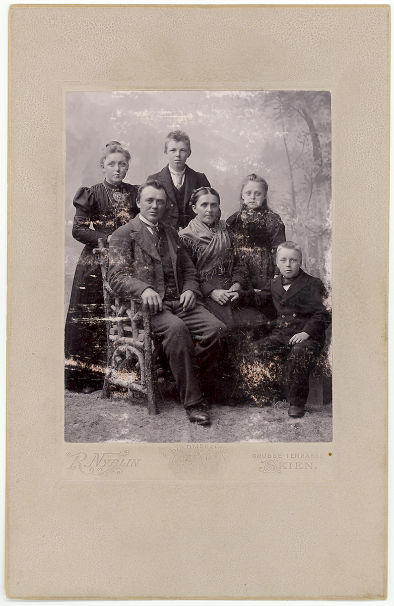 Familieportrett av Harald Åsen og familien. Øverst f. v Bergit, Rasmus.  Framme f. v Harald, Kari, Anne og Halvor