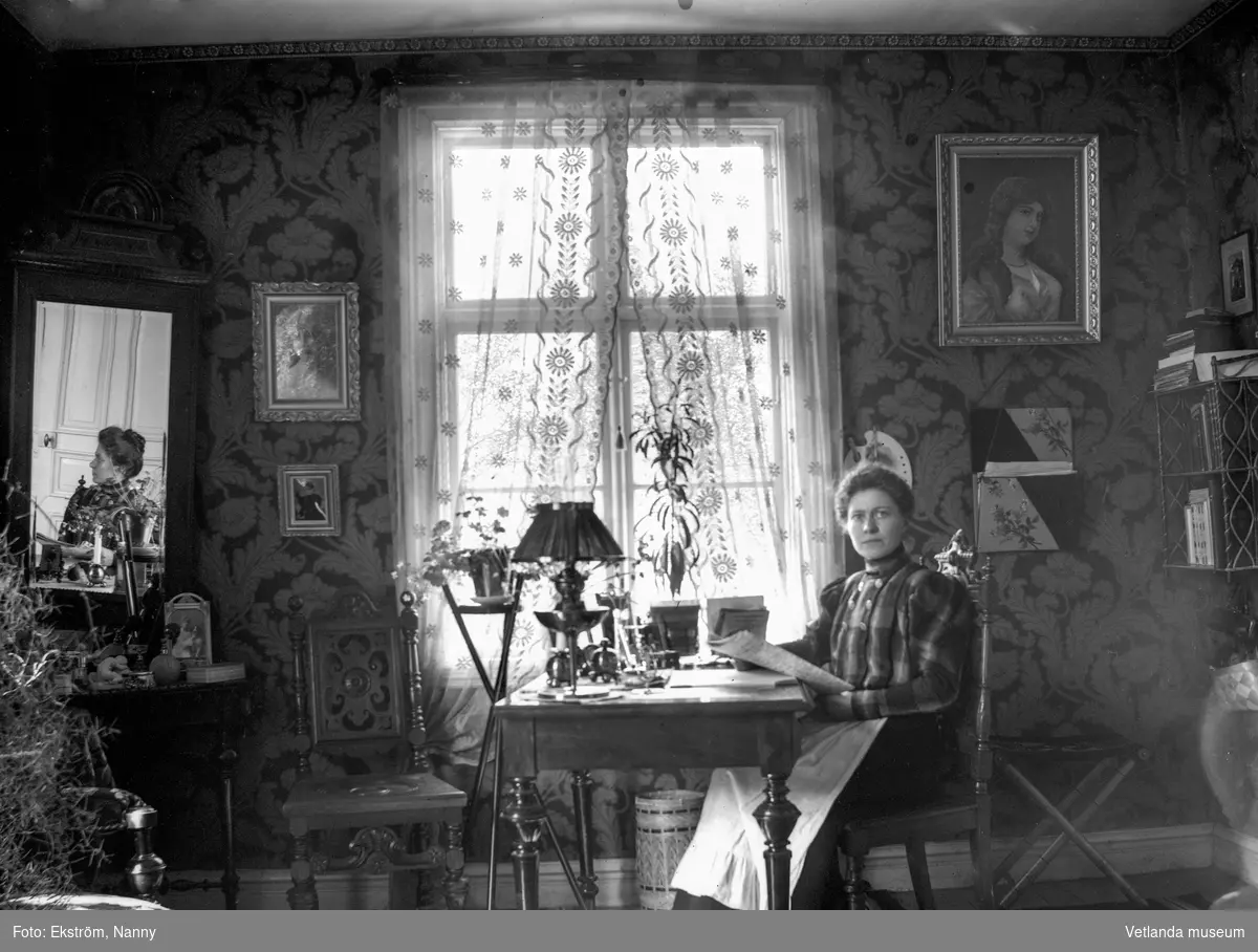 Fotografen Nanny Ekström troligtvis i bostaden på Mogärde i Vetlanda.