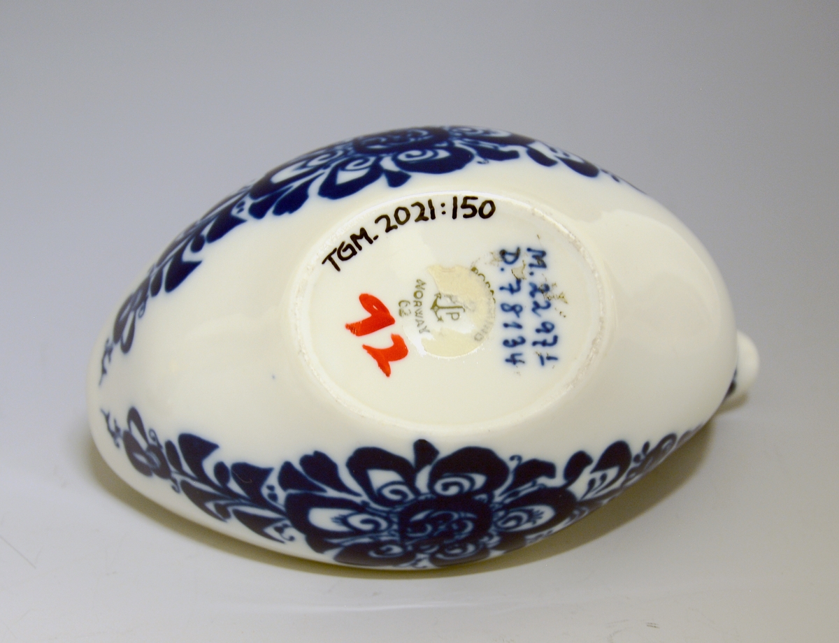 Nebbskål av porselen med hvit glasur. Rankedekor blått.
Modell: 2297.1
Dekor: 78134
