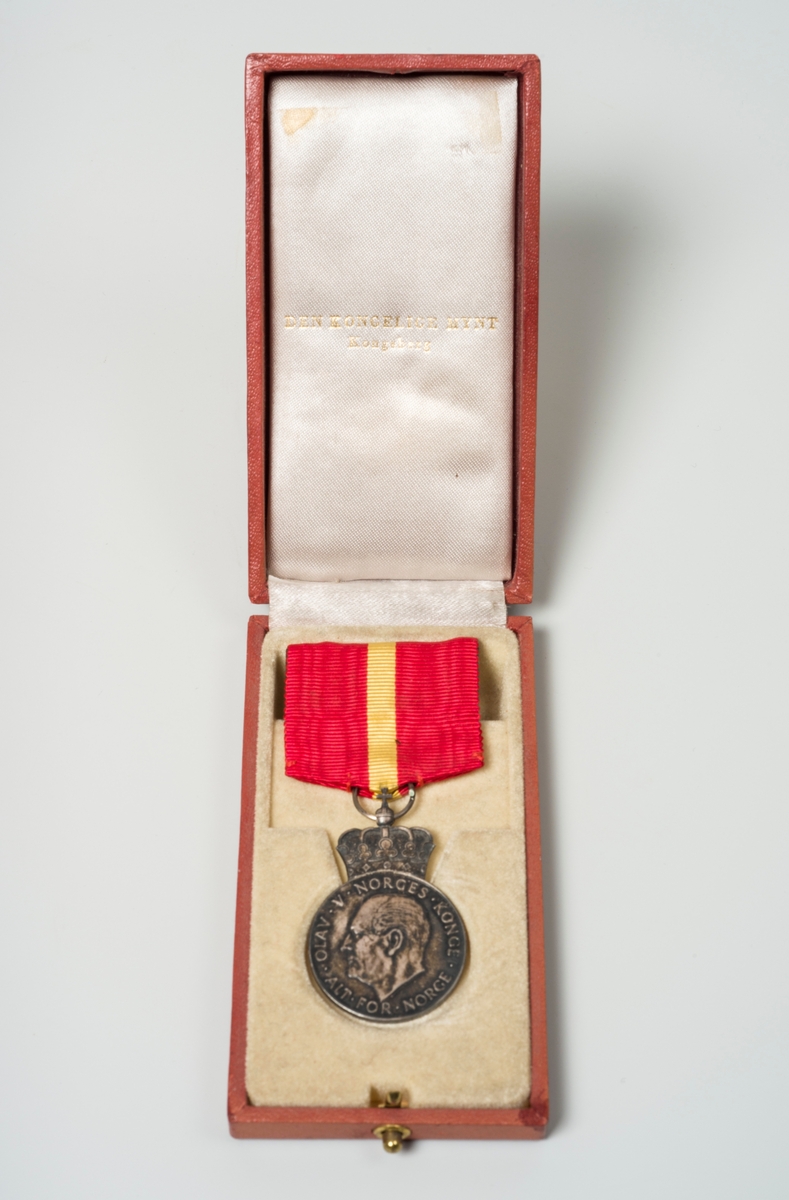 Kongens fortjenstmedalje i sølv, i eske.