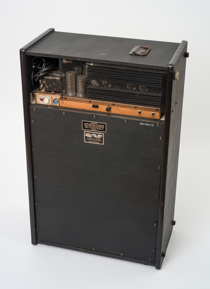 Høyttaleren ble brukt sammen med et elektrisk trekkspill og en forforsterker.

Serienummer: 50812.
