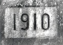Årstall 1910 hogd i fjellvegg på riksveg 41  Gauslå
