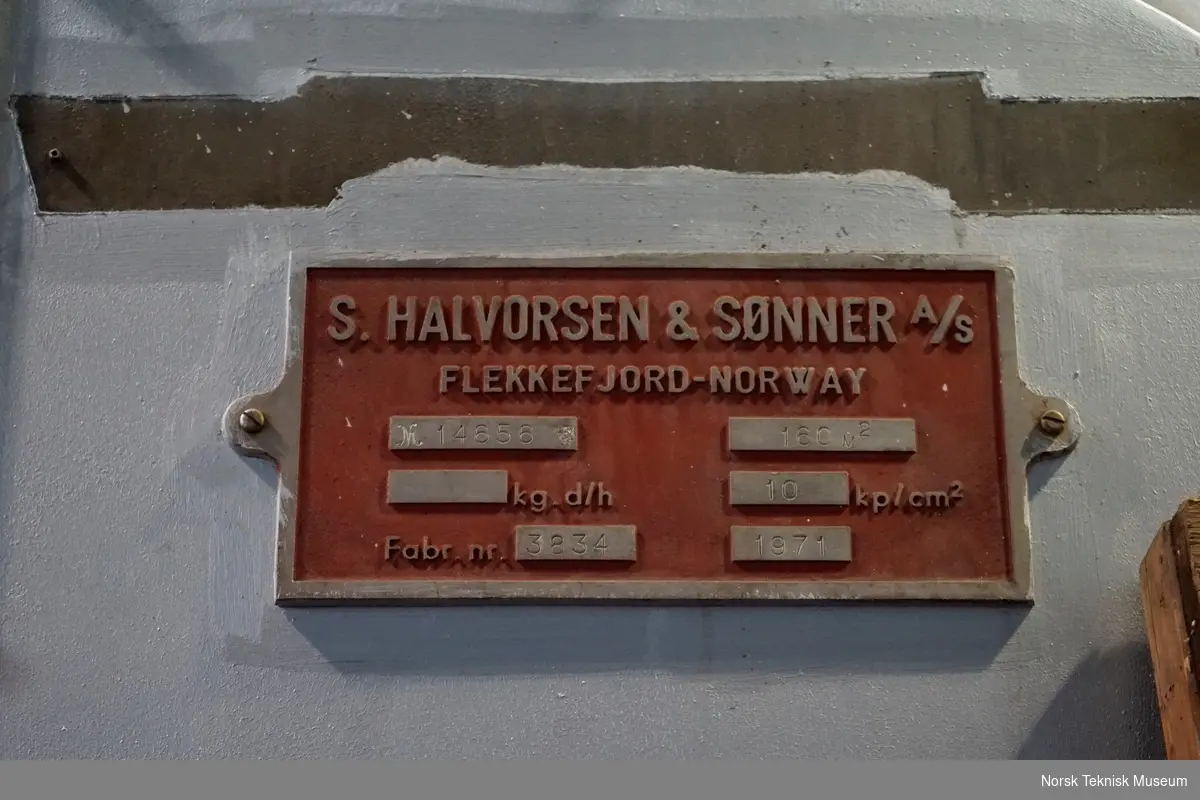 Fabrikkskilt på kjeler i Bygg 46-49 (Fyrhuset) i National / ABB's anlegg på Brakerøya. Skiltet viser at kjeleanlegget er levert av S. Halvorsen & Sønner i Flekkefjord i 1971.