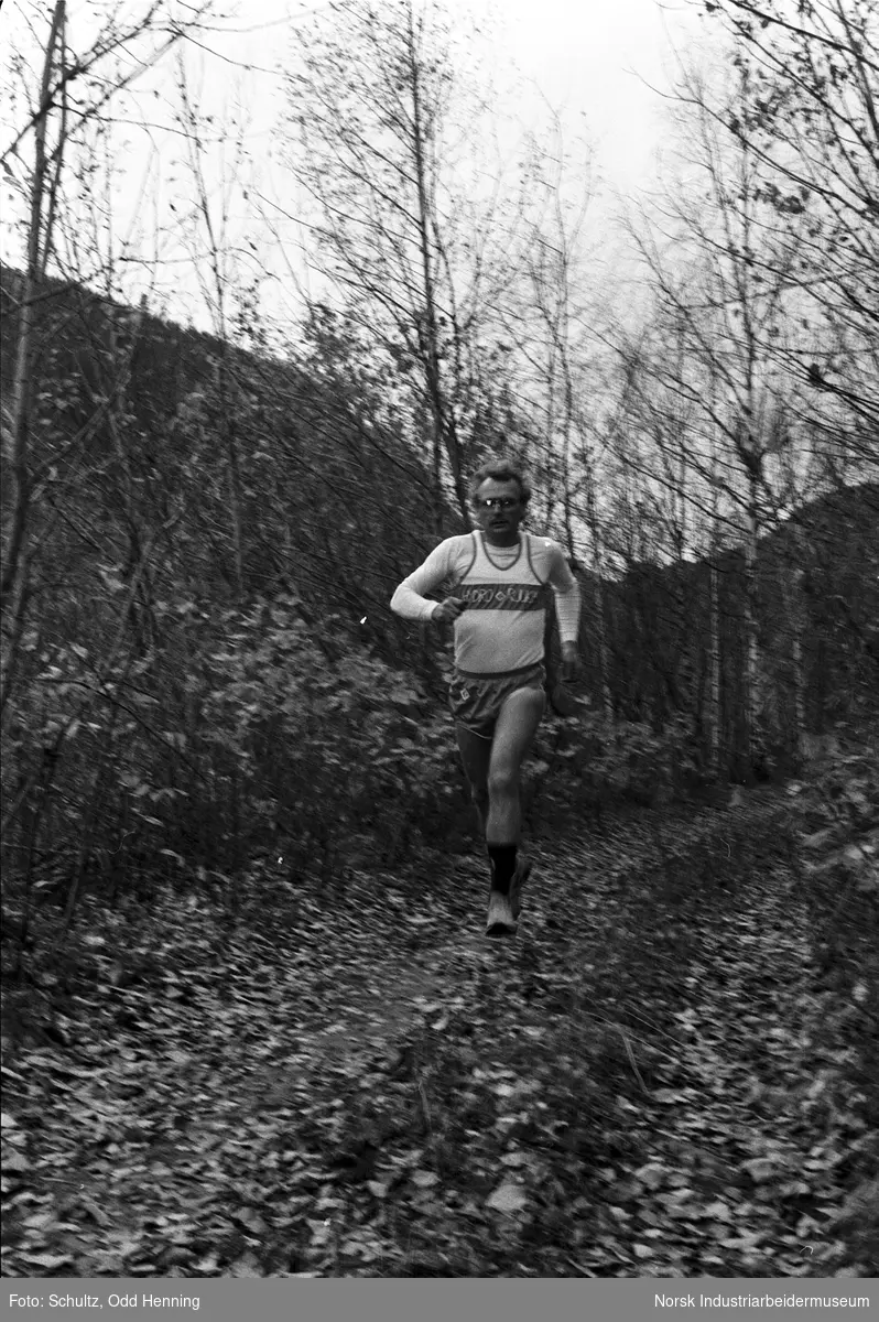 Mann i Hydros nye løpedrakt løper på kjerrevei.