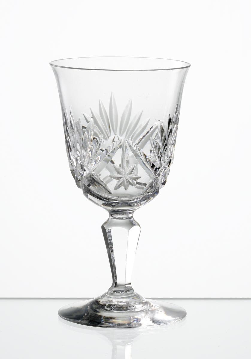 Design: Okänd. 
Portvinsglas, klockformad kupa med skärslipad dekor. Fasettslipat vulsterben med slät fot.