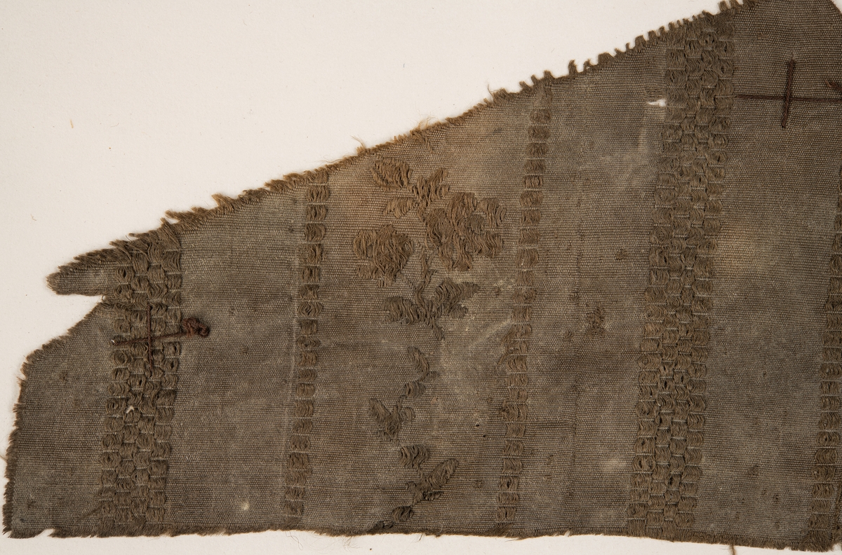 Testilfragment av silke. Randigt med blomkvistar. trolgen 1780-tal.