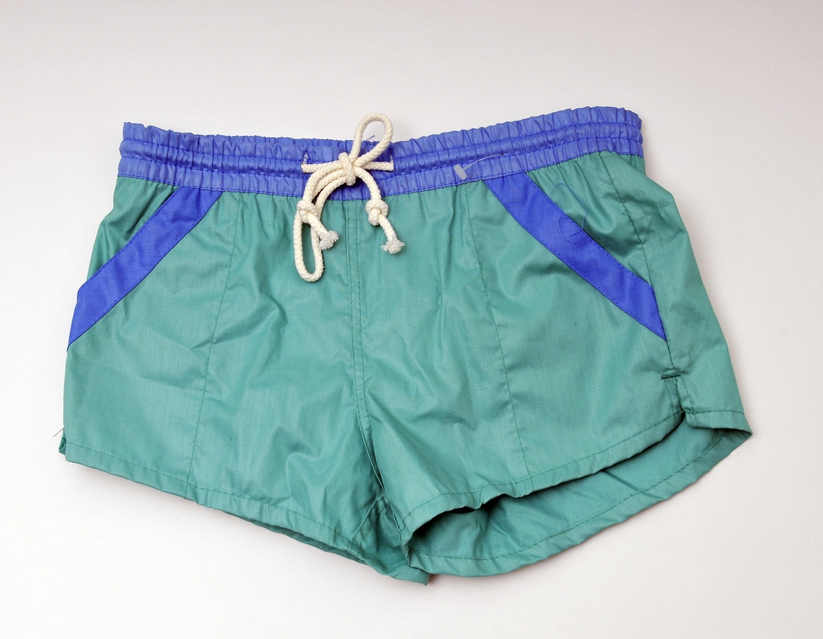 Shorts, guttemodell med to lommer foran og tau for stramming i livet og finmasket nylon "truse" inni. Str. 10.