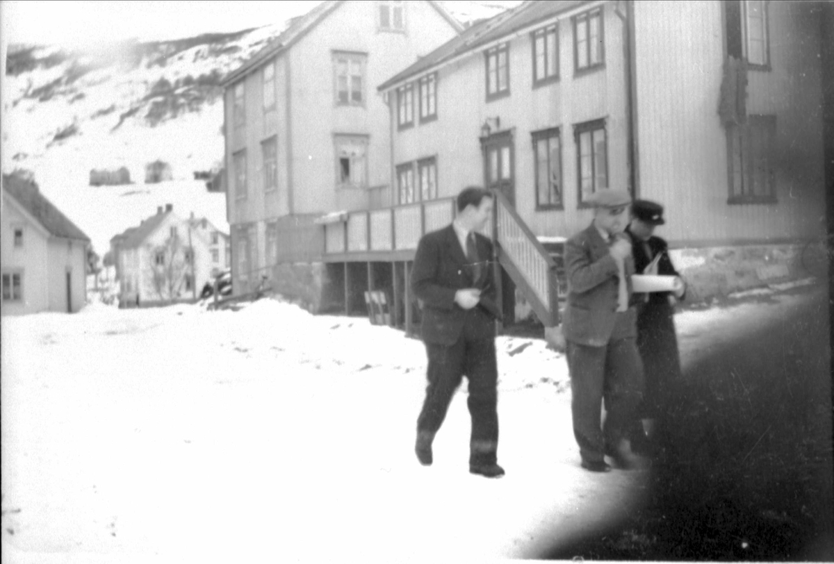 Per Edvardsen, Ivar Størkersen og Størker-Iver Størkersen fotografert på veien i Borkenes sentrum.