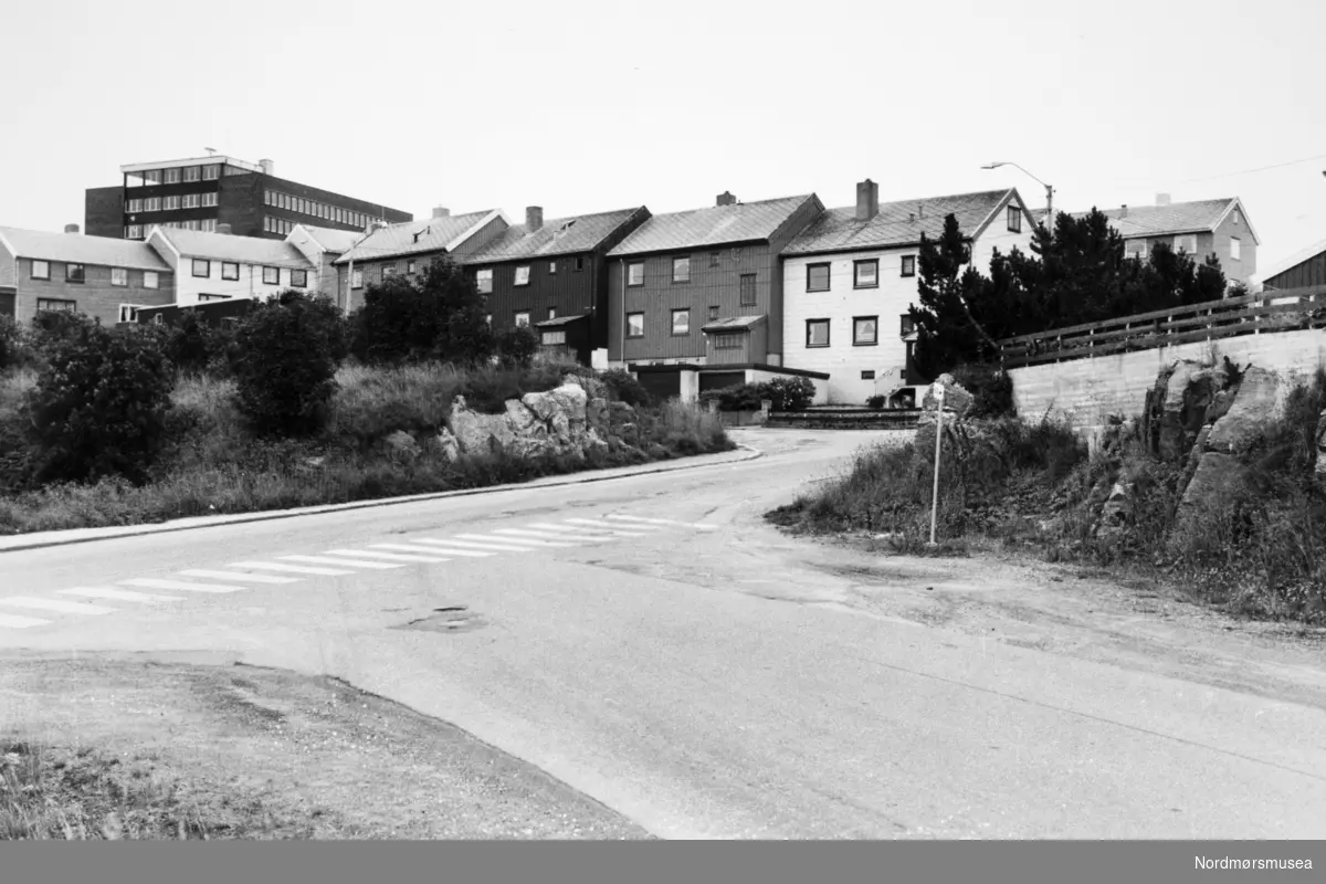 Før veien ble lagt i pølseform. samferdsel, byplan, utbygging. Bildet er fra avisa Tidens Krav sitt arkiv i tidsrommet 1970-1994. Nå i Nordmøre museums fotosamling.