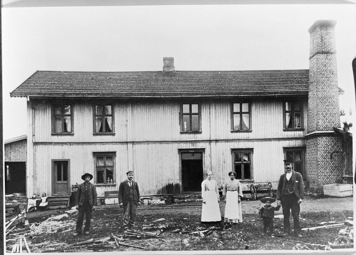 Raufoss Meieri ca. 1905. Ble bygd 1895-96, og E.H.Felde startet landhandleri her i 1905. Personene er fra venstre: Sigrid (Aas) Bøe, ukjent, E.H.Felde, Oleane Granlund, Auline Sivesind, Oskar Sivesind, Johan Sivesind.