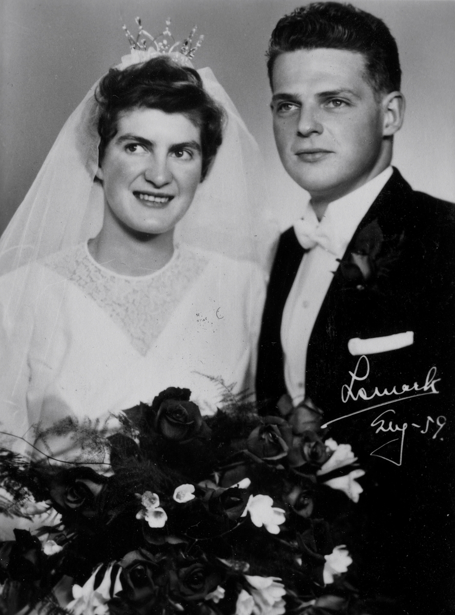 Bröllopsfoto av Ingrid Pettersson (född 1935) och Kjell Karlsson (född 1935) 1959-04-25. Ingrid, dotter till Ester (född Fredriksson) och Birger Pettersson på Högen. Kjell är son till Karl Karlsson och hans fru. Kjell övertog gården Alvered.