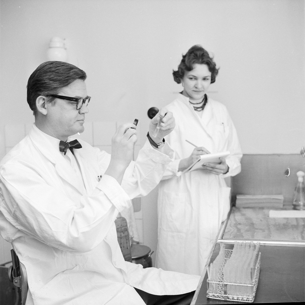 Hygienisk-bakteriologiska institutionen, laborator Gunnar Laurell med sköterska, Uppsala 1960