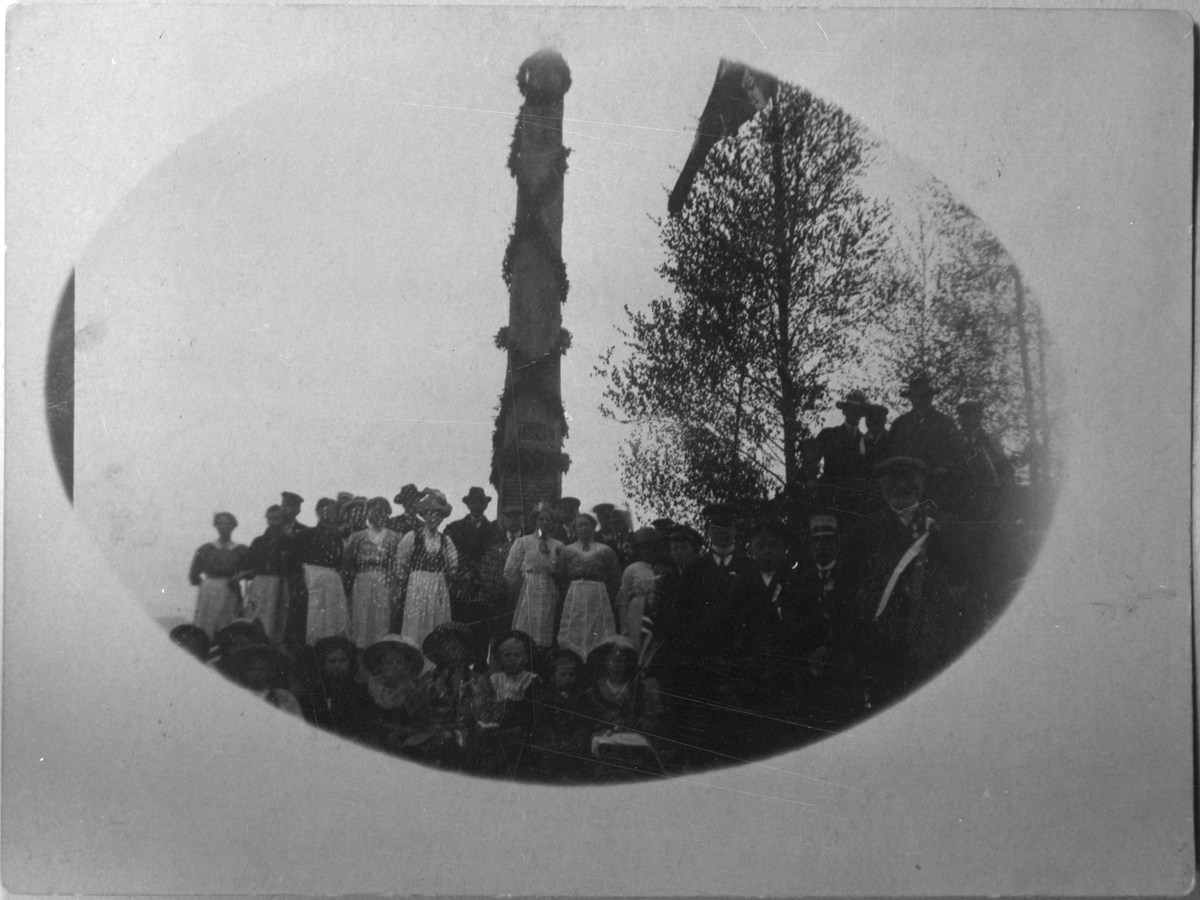 Grunnlovsmarkering ved minnebautaen på Utbjoa, 17. mai 1914.
