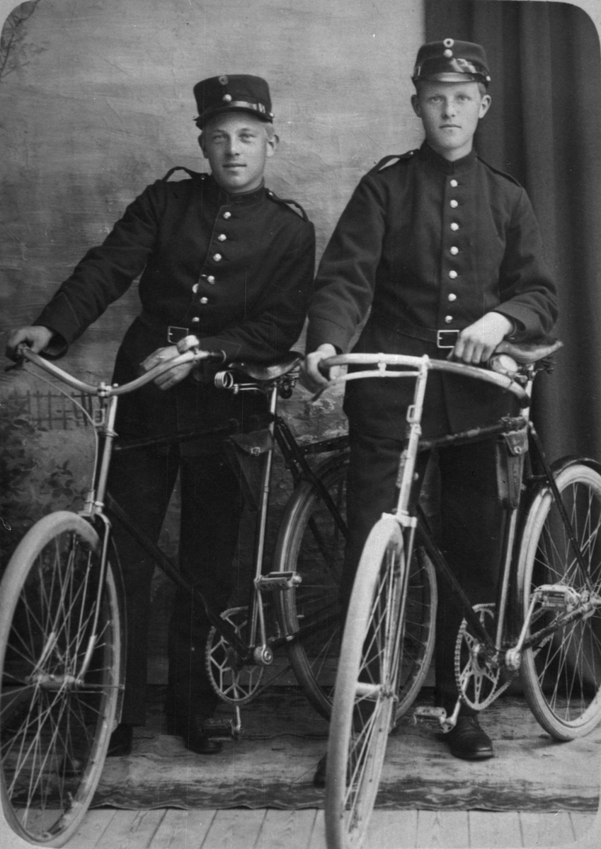 Rekruttar med syklar, hjå fotografen, 1916. Frå venstre: Gustav Dørheim og Lars Skoge.
