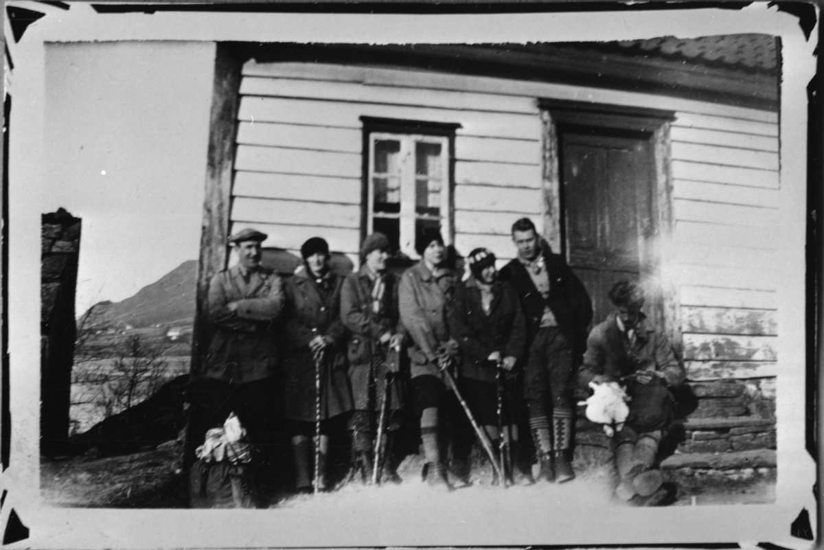 Utanfor "Joakari-stova" i Ølen, ca. 1930. Frå venstre: ukjend, Agnes Christiansen, Olga Nerål, fru dr. Trondsen, Katrine Ekrheim, Olaf Christiansen og Simon Ekrheim.