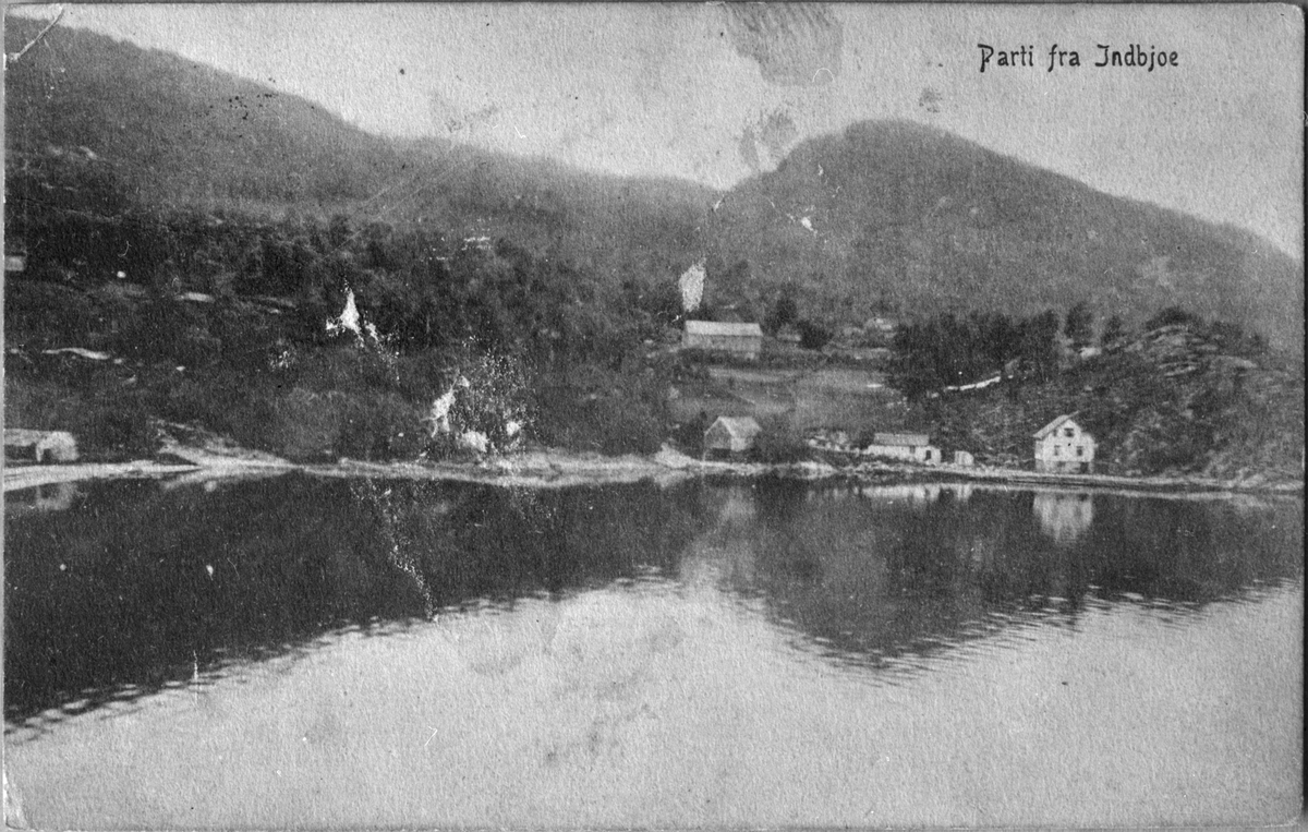 Postkort med lanskapsmotiv frå Innbjoa kai, ca. 1915. Til høgre er den gamle landhandelen til Tor Buo Johannessen.