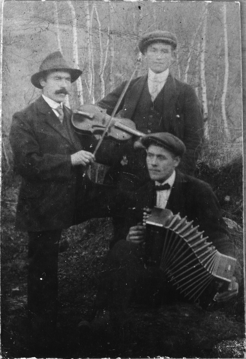 Musikktrio frå Oppheim i Ølen, ca. 1915. Frå venstre: Mikkel Opheim (med fele), Odd Opheim og Teodor Rødne (med trekkspel).