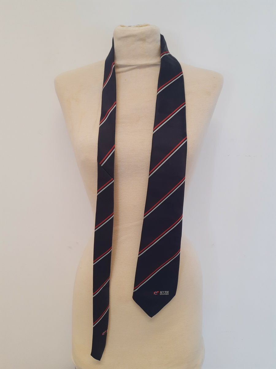 Blått slips med røde og hvite striper og logoen til Myregruppen
